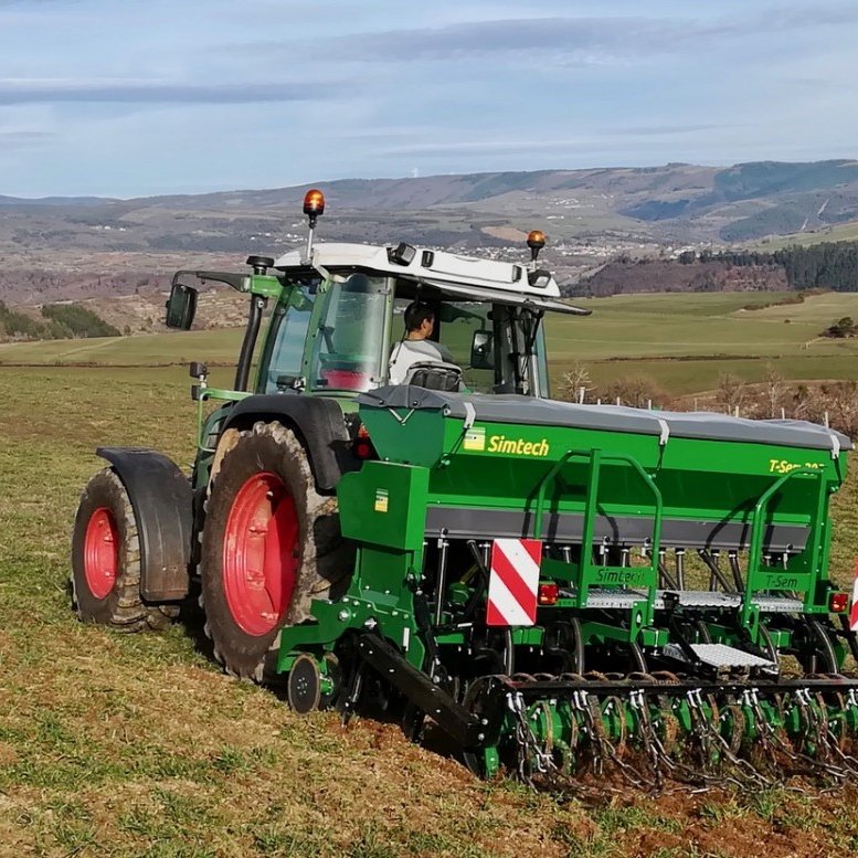 Semoir Simtech T-Sem 300 lors d'un sur-semis de prairie