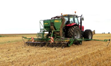 Semis d'un couvert végétal d'interculture sur chaumes (GAEC Babarit)