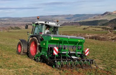 Semoir Simtech T-Sem 300 lors d'un sur-semis de prairie