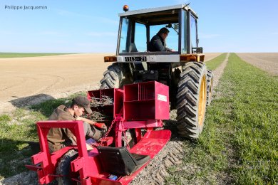 Plantation d'une haie avec une planteuse forestière